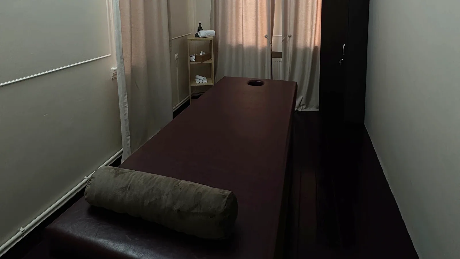 İçərişəhər filialındakı real masaj otağı və masa